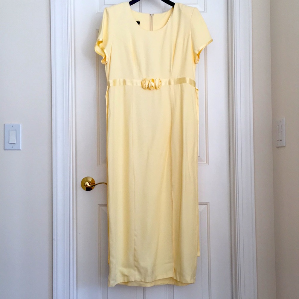 Byer Studio Dress Gown Size 12 Golden Yellow Short Sleeves Satin Waist Tie Roses